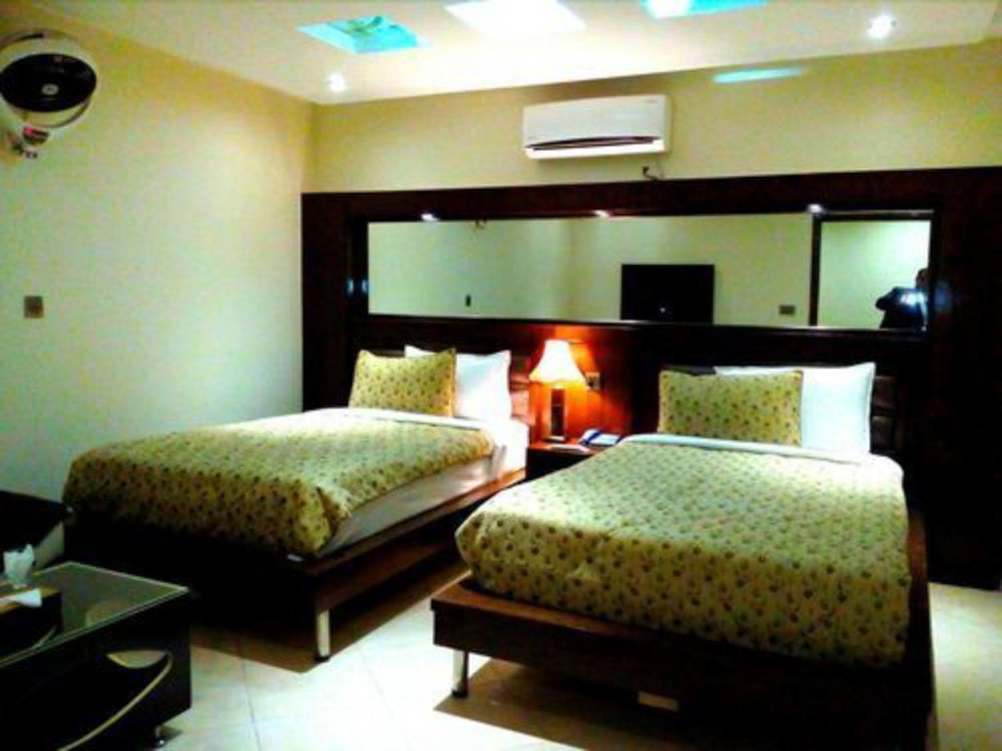 Bling Hotel International Multan Luaran gambar